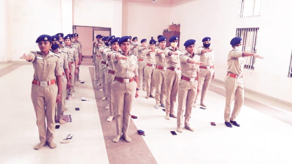 રક્ષાબંધન પર્વ ની ઉજવણી કરતા બ્ર.કુ. બહેનો