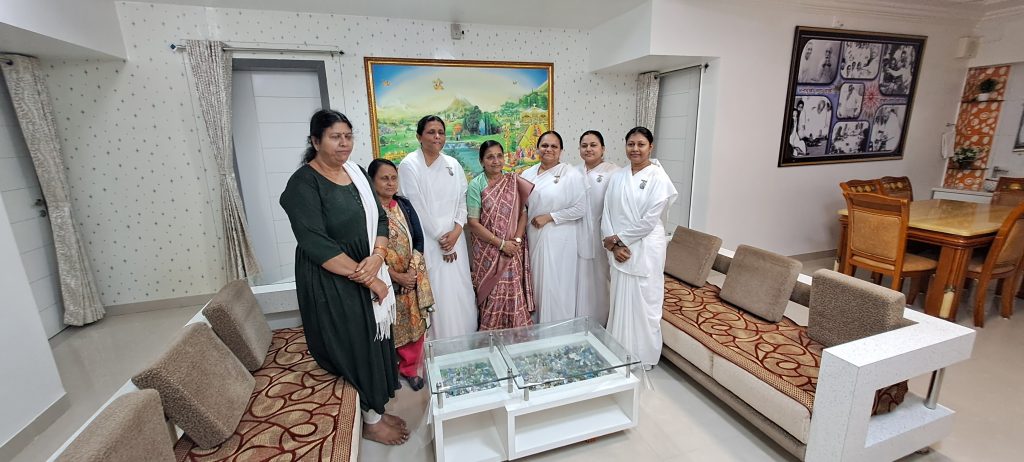 ભાવનગર, બોટાદ લોકસભા ના ઉમેદવાર નિમુબેન બાંભણીયા ને સંદેશ આપતા બ્ર.કુ. બહેનો