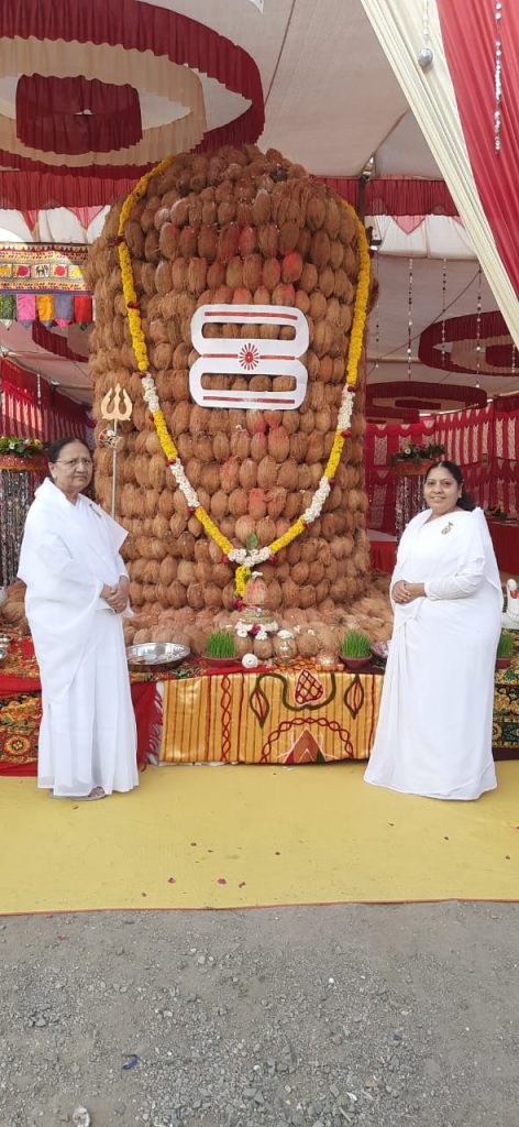 શિવરાત્રી નિમિત્ત 13 ફુટના શ્રીફળ ના શિવલિંગના દર્શનનો લાભ 2000 આત્માઓએ લીધો
