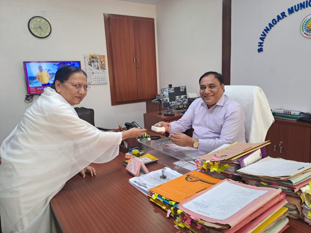 કલેક્ટર શ્રી, ભાવનગર ને ઈશ્વરીય સંદેશ આપતા બ્ર.કુ. તૃપ્તિબેન