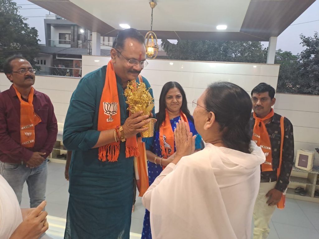 B.K Truptiben giving a message to Bhavnagar MLA Jitubhai Vaghani
